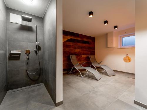 łazienka z 2 krzesłami i prysznicem w obiekcie Chalet Lengberg B1 w mieście Niedernsill