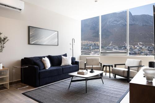 uma sala de estar com um sofá e uma mesa em Amplio departamento a 3 minutos de San Pedro em Monterrey
