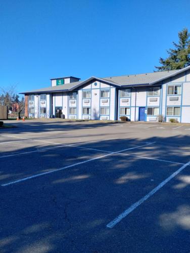 ein leerer Parkplatz vor einem Gebäude in der Unterkunft Quality Inn & Suites Wilsonville in Wilsonville