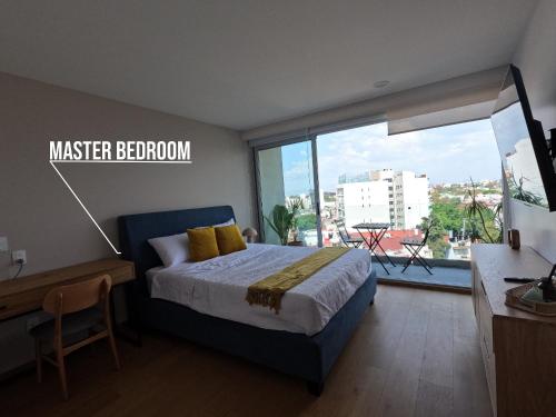 1 dormitorio con cama principal y ventana grande en Amazing City Views Condesa Roma By Bamboo Skylife, en Ciudad de México