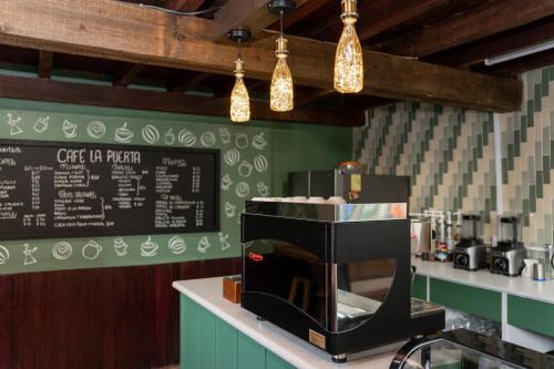 una cafetería con una cafetera en una barra en Hotel CasaMia en Dolores Hidalgo