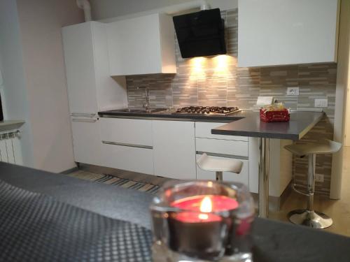 uma pequena cozinha com uma vela no meio em Appartamenti Centro Seriate em Seriate