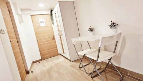 a small white table and chair in a small room at STUDIOS La Varenne Saint Maur entre PARIS ET DISNEYLAND in Saint-Maur-des-Fossés