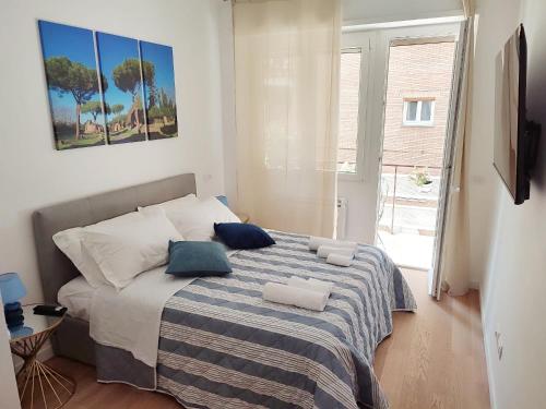 una camera con un letto con due cuscini sopra di Have a nice stay in Rome a Roma