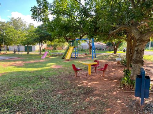 a park with a table and chairs and a playground at Casa de 4 habitaciones con piscina en barrio cerrado a 5 minutos del Aeropuerto Internacional in Luque