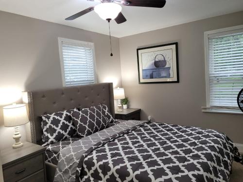 1 dormitorio con 1 cama y ventilador de techo en Apartment with Brand new furniture and large parking, en West Seneca