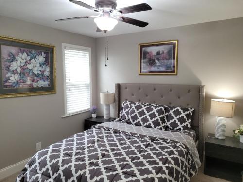 um quarto com uma cama e uma ventoinha de tecto em Apartment with Brand new furniture and large parking em West Seneca