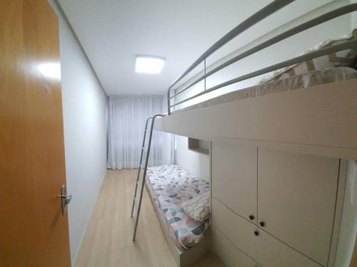 Mały pokój z łóżkiem piętrowym w pokoju w obiekcie Delicadeza e aconchego na Serra Gaúcha. w mieście Bento Gonçalves