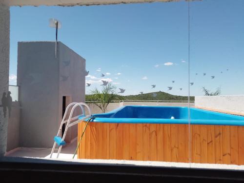 una piscina con un tobogán junto a una ventana en Villa sol en Córdoba