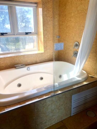 a bath tub in a bathroom with a window at Sexto piso y vista al mar in Boca del Río