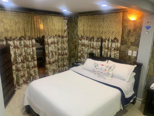 Cama o camas de una habitación en Los Andes Hostal