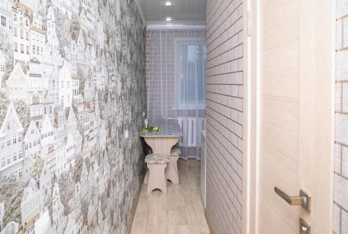 baño con lavabo y pared con fotografías en Хельсенки, en Petropavlovsk