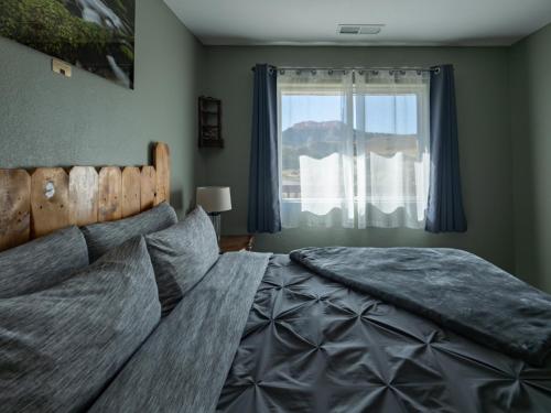 Un dormitorio con una cama grande y una ventana en Bryce Trails Bed and Breakfast, en Tropic