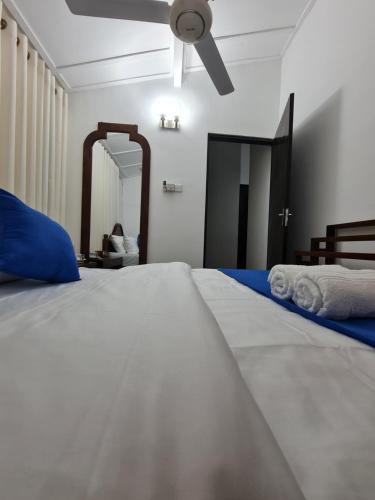 Ein Bett oder Betten in einem Zimmer der Unterkunft Hello Kandy Homestay