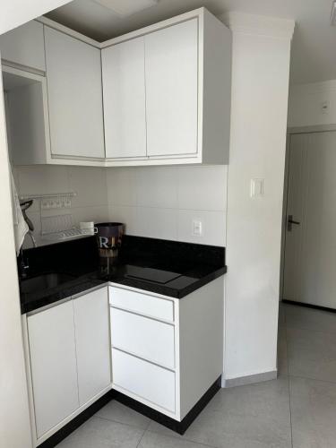 Dapur atau dapur kecil di Kitnet em Prédio com Vista Mar