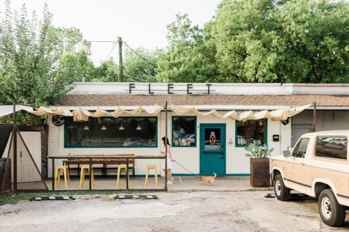 Gallery image of Walk to coffee, bars, eats — The Cozy Bungalow in Austin