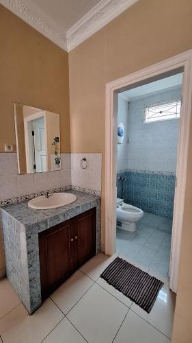 La salle de bains est pourvue d'un lavabo et de toilettes. dans l'établissement Villa Tuscanny, à Cikundul