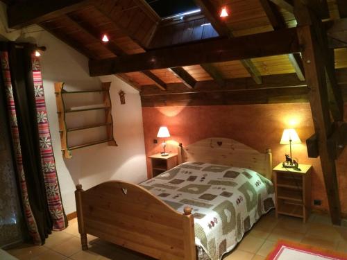 ein Schlafzimmer mit einem Holzbett und zwei Nachttischen in der Unterkunft Chalet spacieux 8 pers, 3 chambres, cheminée, Wi-Fi, BBQ - FR-1-762-1 in Le Monêtier-les-Bains