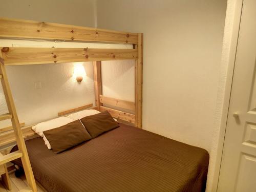 a bedroom with a bunk bed with a ladder at Cocon de 40m² pour 5 personnes avec 2 chambres à Les Menuires, accès direct aux pistes et balcon sud - FR-1-178-379 in Les Bruyères