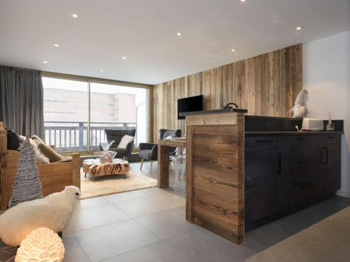 Appartement rénové, skis aux pieds, 6 pers, Courchevel 1650 - Balcon sud, cosy et familial - FR-1-631-151