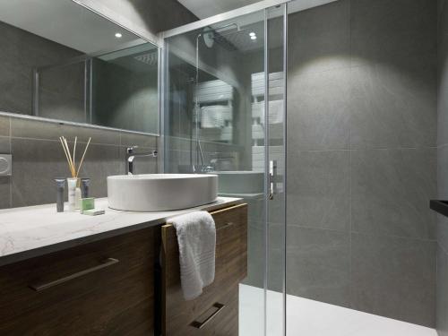 une salle de bain avec un lavabo et une douche en verre dans l'établissement Appartement rénové, skis aux pieds, 6 pers, Courchevel 1650 - Balcon sud, cosy et familial - FR-1-631-151, à Courchevel