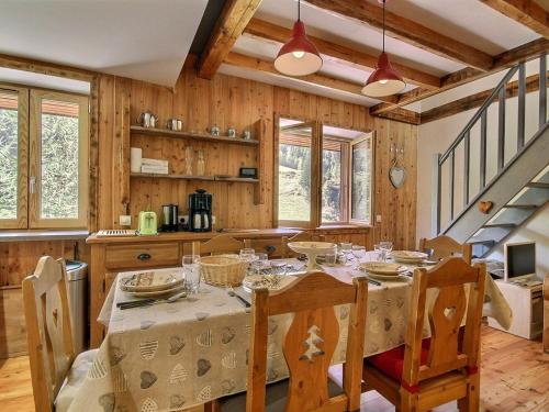 d'une salle à manger avec une table, des chaises et des murs en bois. dans l'établissement Spacieux duplex rénové à La Plagne, proche des pistes et commerces - FR-1-455-236, à La Plagne Tarentaise