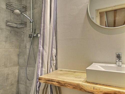 une salle de bain avec un lavabo et une douche dans l'établissement Spacieux duplex rénové à La Plagne, proche des pistes et commerces - FR-1-455-236, à La Plagne Tarentaise