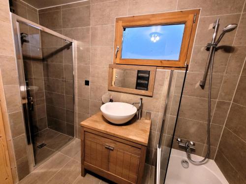 une salle de bain avec un lavabo et une douche dans l'établissement Triplex lumineux 3 chambres doubles proche centre, parking et balcon - FR-1-598-155, aux Gets