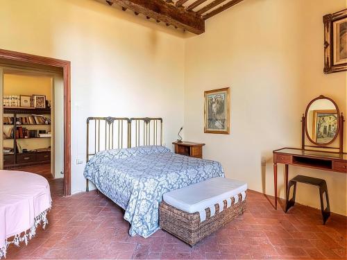 Schlafzimmer mit einem Bett, einem Tisch und einem Spiegel in der Unterkunft Belvilla by OYO Casa do sol in Montevettolini
