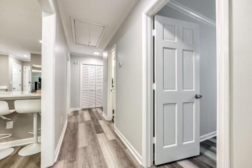 a hallway with a white door and a sink at Relaxing Home close the Battery/Mins to Everything in Smyrna