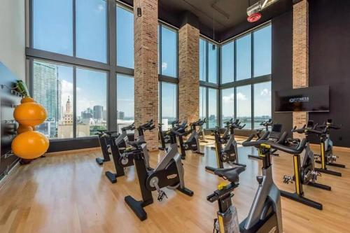 Posilňovňa alebo fitness centrum v ubytovaní Ocean View Downtown Apt on 23rd Floor with Balcony, Rooftop Pool, Kitchen, Gym, & Restaurants