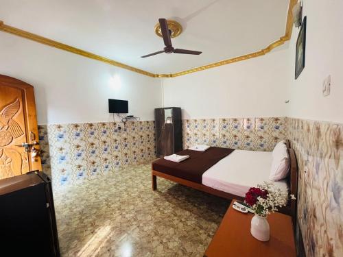 a bedroom with a bed and a ceiling fan at Casa De Calangute Inn in Calangute