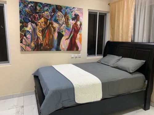 um quarto com uma cama com um quadro na parede em Luxury for you em Acra