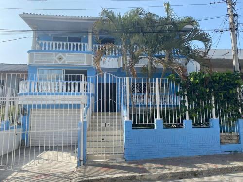 una casa azul con una puerta y una palmera en Blue Diamond House, en Cartagena de Indias