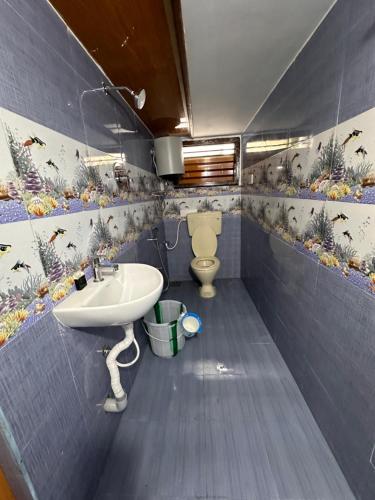ein Bad mit einem Waschbecken und einem WC in der Unterkunft MPS Saai Residency in Tiruvannāmalai
