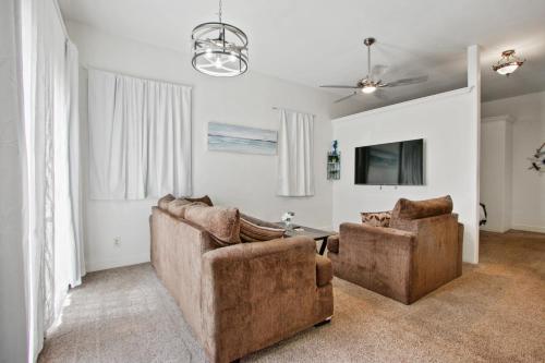 een woonkamer met 2 banken en een tafel bij Detached guesthouse in Belmont Heights in Long Beach