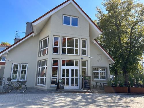 a white house with a lot of windows at Hotel Schöne Aussicht in Wilhelmshaven