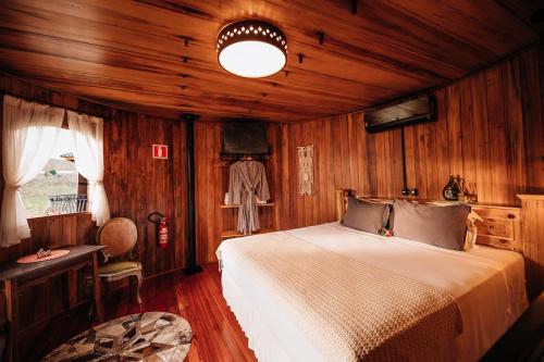 a bedroom with a bed in a wooden room at Pipas Terroir & Domos Perlage - Experiências Únicas no Vale dos Vinhedos in Bento Gonçalves