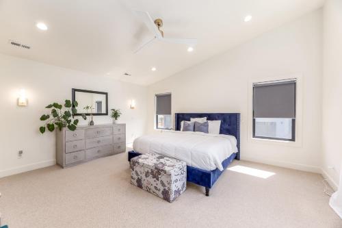 um quarto branco com uma cama e uma cómoda em BRAND NEW Modern 5 Bd, 3 Story Home in Sugarhouse! em Salt Lake City