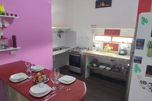 O bucătărie sau chicinetă la Tortuga House