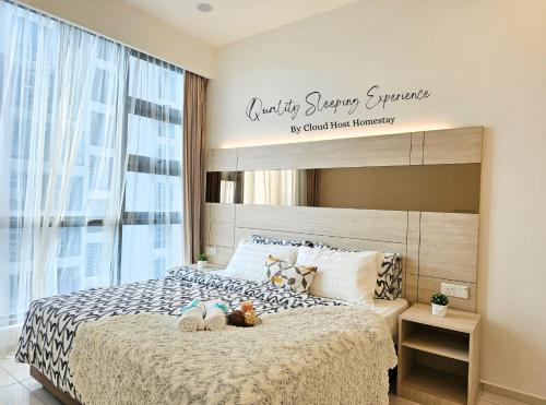um quarto com uma cama com uma placa por cima em Cozy Home The Robertson Gateway to Kuala Lumpur's Golden Triangle Bukit Bintang em Kuala Lumpur