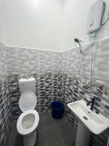 Manong Kuala Kangsar Homestay Chegu Wok tesisinde bir banyo
