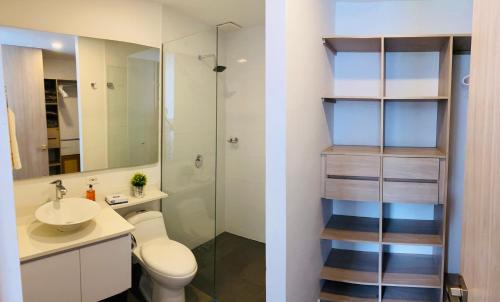 a bathroom with a toilet and a sink and a shower at Apartamento Lauret en Laureles in Medellín