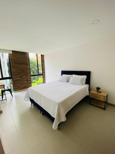 a bedroom with a large bed in a room at Apartamento Lauret en Laureles in Medellín