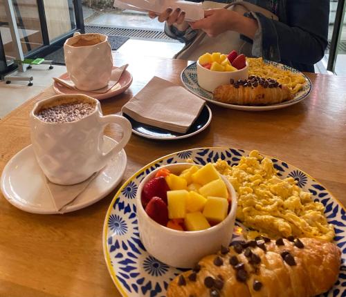 uma mesa com pratos de comida e chávenas de café em Apartamento Lauret en Laureles em Medellín