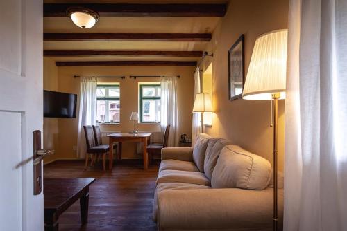sala de estar con sofá y mesa en Casa Johann, your charming holiday home in Cund, en Cund