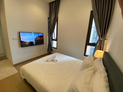 ein Schlafzimmer mit einem Bett und einem TV an der Wand in der Unterkunft Infinity Pool Suite Bukit Bintang Lalaport BBCC Kuala Lumpur in Kuala Lumpur