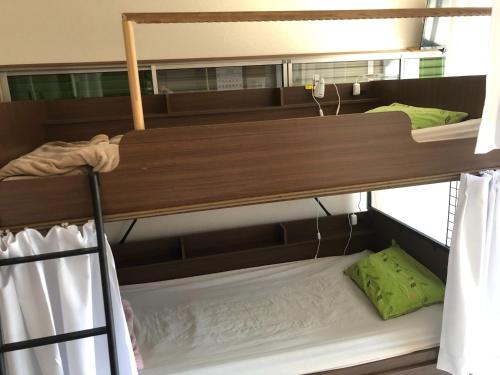 Litera en habitación con literas y utensilios de cocina en Kounotori no Sato no Yado - Vacation STAY 12510 en Kōnosu