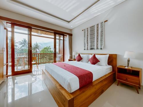 Sanubari Ubud في أوبود: غرفة نوم بسرير كبير وبلكونة