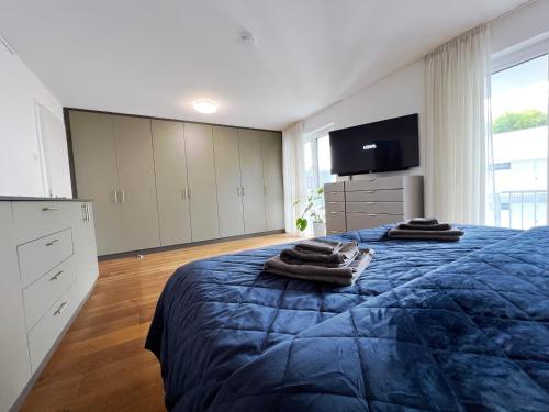 a bedroom with a bed with towels on it at Luxuriöses 130qm Apartment mit Balkon im Zentrum,Parkplatz in Heilbronn